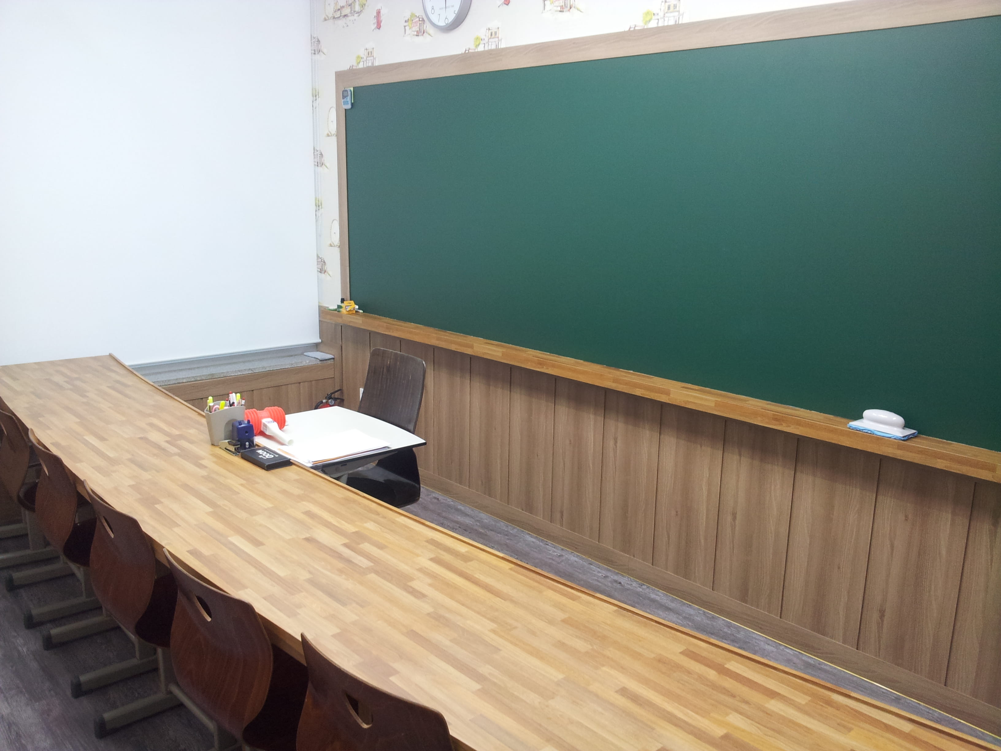 히즈매쓰 수학 수업을 위한 대형 칠판과 책상